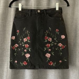 Black Denim Rose Embroidery Skirt